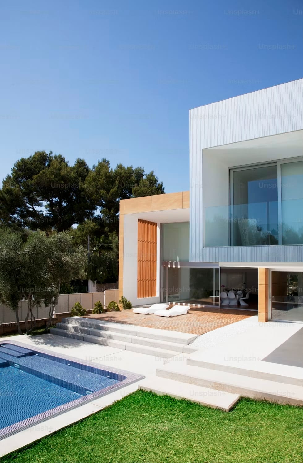 Villa contemporaine avec piscine, terrasse bois et jardin