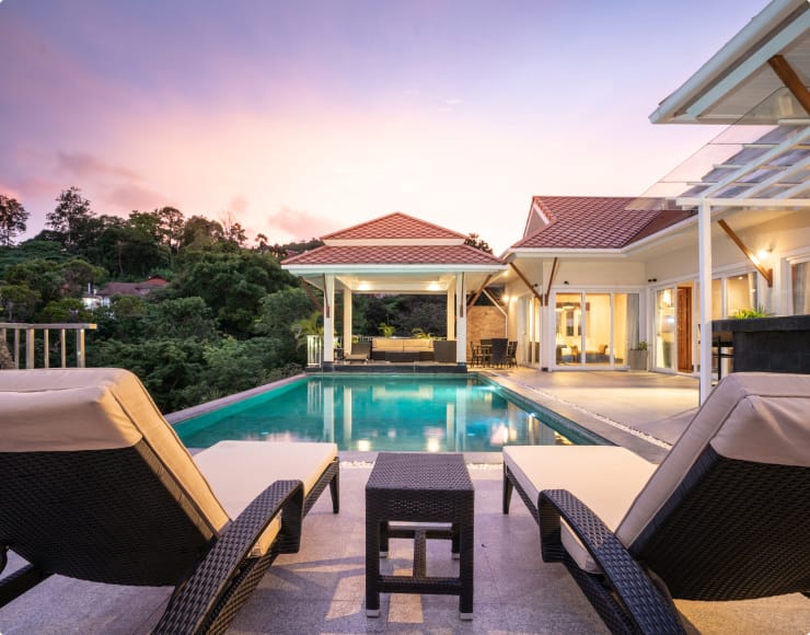 Maison avec piscine en soirée
